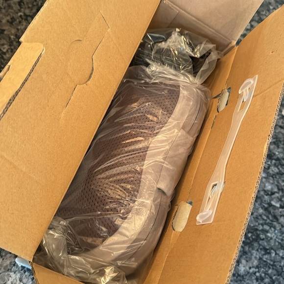 Carevas shiatsu Pillow massager with heat for back and neck NIB - Picture 3 of 6